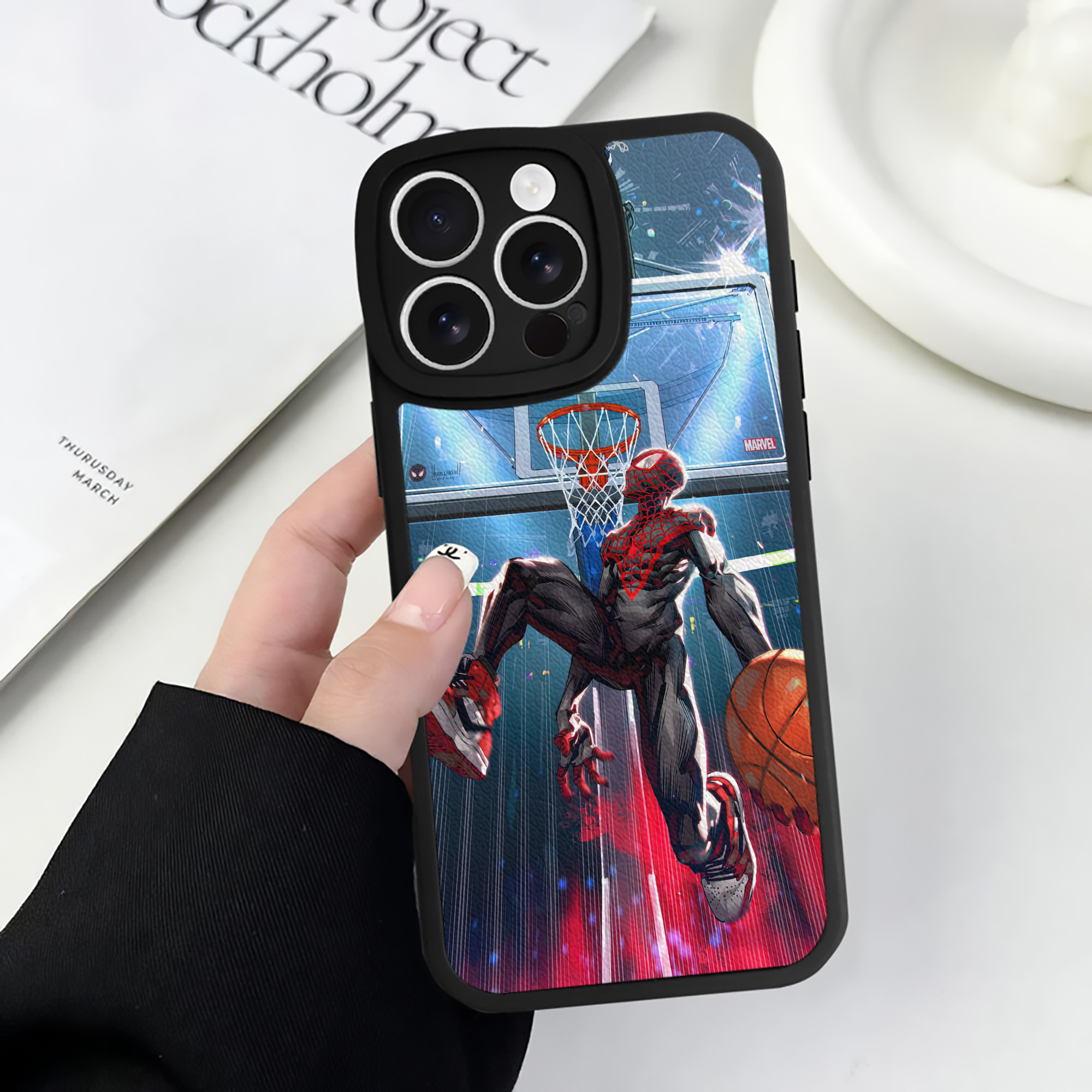 Spider Man スパイダーマン 【iPhone 16シリーズ対応】シリコンスマホケース（レザー調） 材質：シリコン